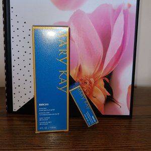 Mary Kay Sunscreen & Lip Protector Bundle: 2 items